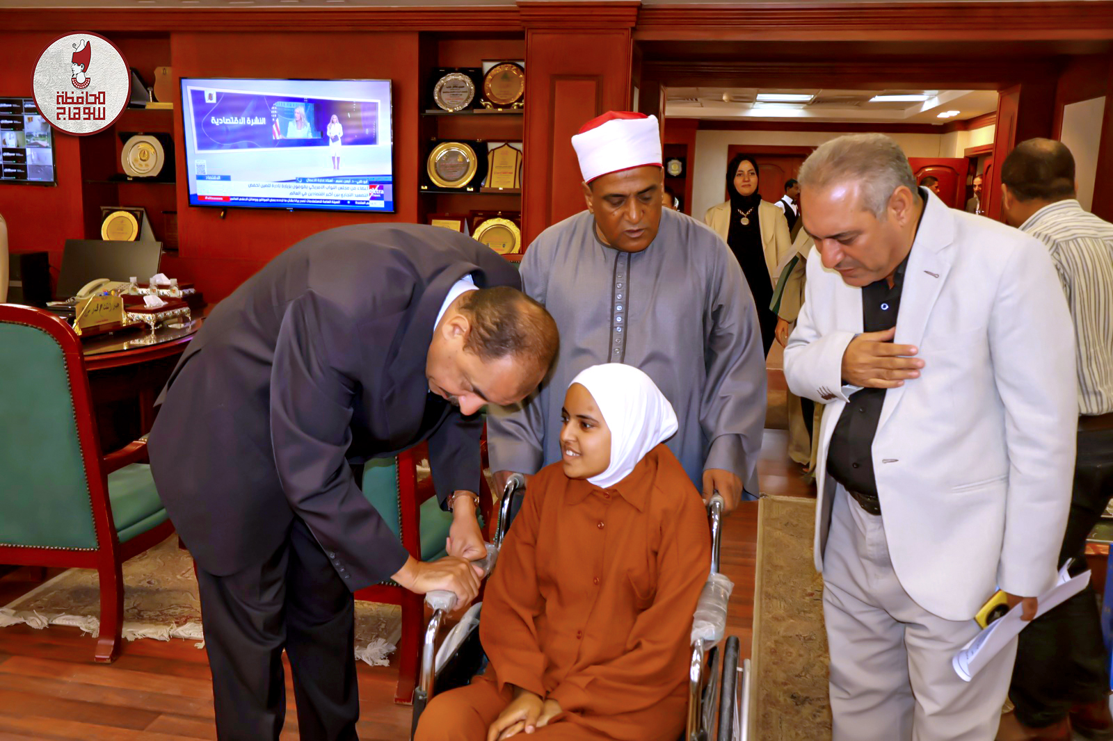 محافظ سوهاج يستقبل الطالبة آية